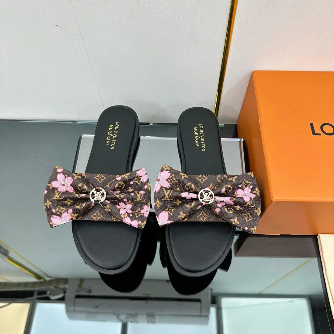 👟👟Ex-factory price 280👟👟 (available all year round) ❥V’s latest popular special material lock it series lock mop, super heavy industry launches! The golden lock on the toe is engraved with the LV letters logo 🔸Number of sizes 34-42) Welcome new and old customers to place orders in the picture above.